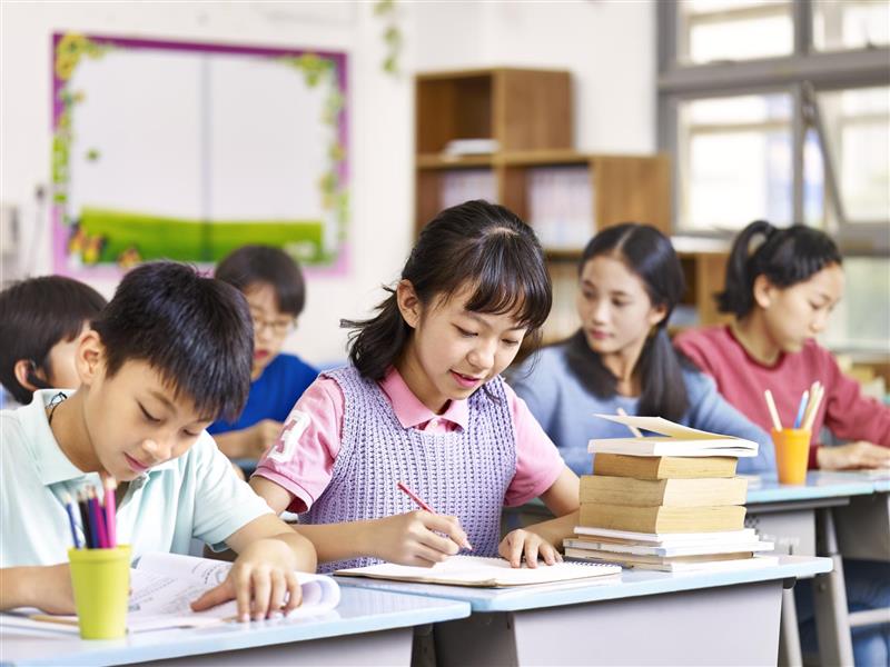Children learning English with English Speaking Board (ESB) activities at English Club Hua Hin – group practice for ages 6–8