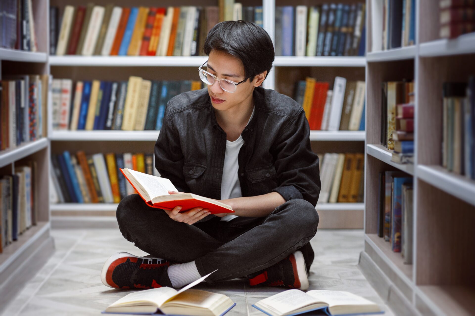 นักเรียนที่กําลังเรียนในห้องสมุดเพื่อเตรียมสอบ IELTS Education Theme 2025
