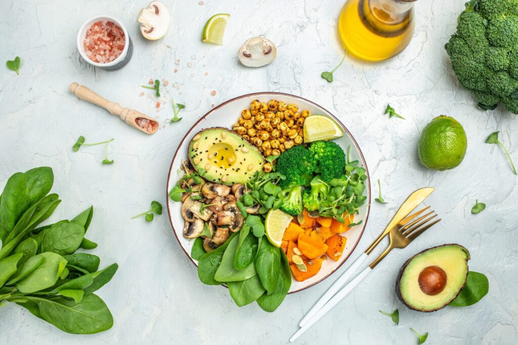 Healthy food bowl with avocado, broccoli, spinach, chickpeas, and fresh vegetables for IELTS Food and Lifestyle 2025 blog