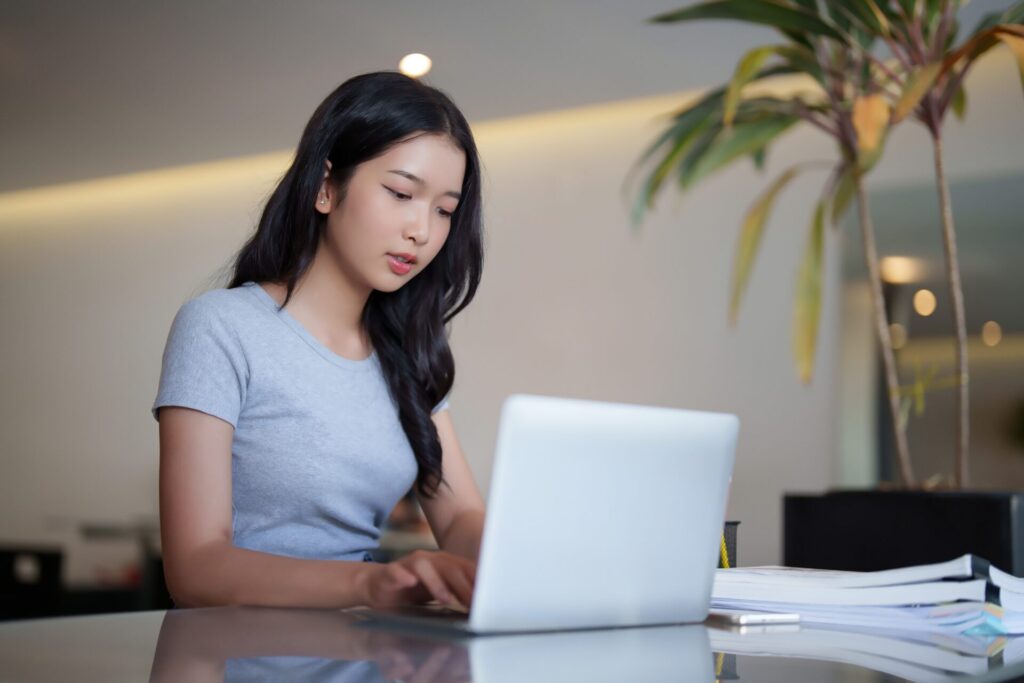 Thai woman studying English for Beginners online at ILC Hua Hin, practising for her Trinity GESE 1 speaking exam using the P.I.R. Method (Preparation, Instruction, Reinforcement).