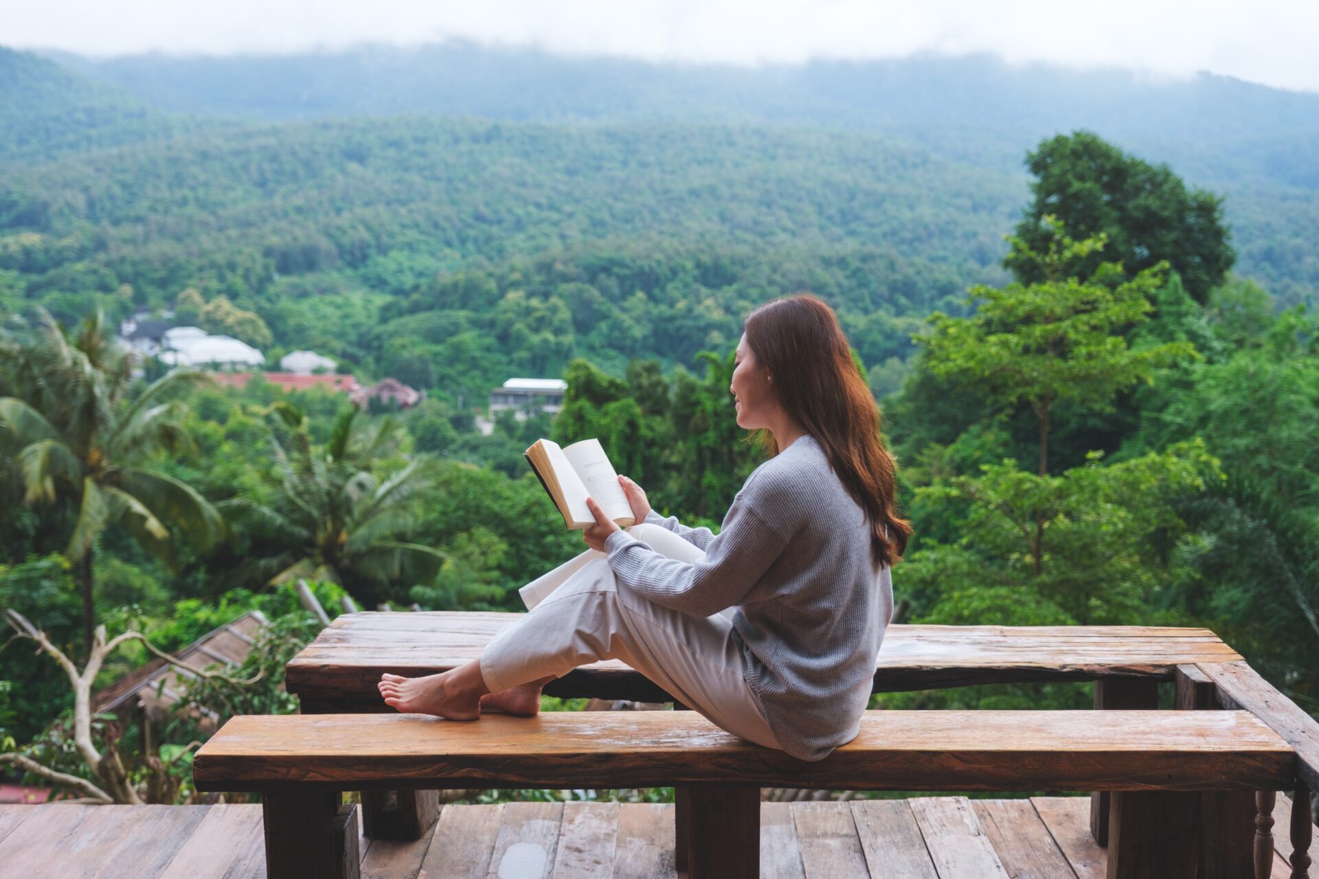 Woman reading a book in Hua Hin, Thailand – peaceful environment to learn English in Hua Hin